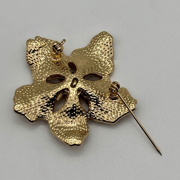 Vintage Poinsettia Brooch Red Enamel and Gold Tone Unmarked, Circa 1990s Festive - Picture 10 of 11